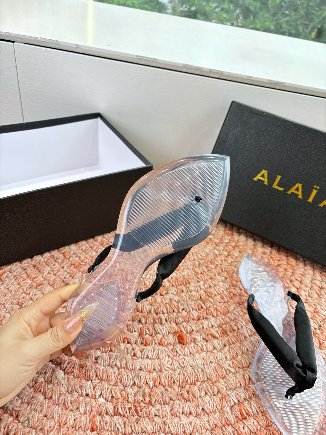 🌾G177顶级品质ALAIA 𝟐𝟔/𝐀𝐖新品彩色缎面夹脚拖｜夏日里的流动色彩诗把夏日调色盘揉进缎面里 每