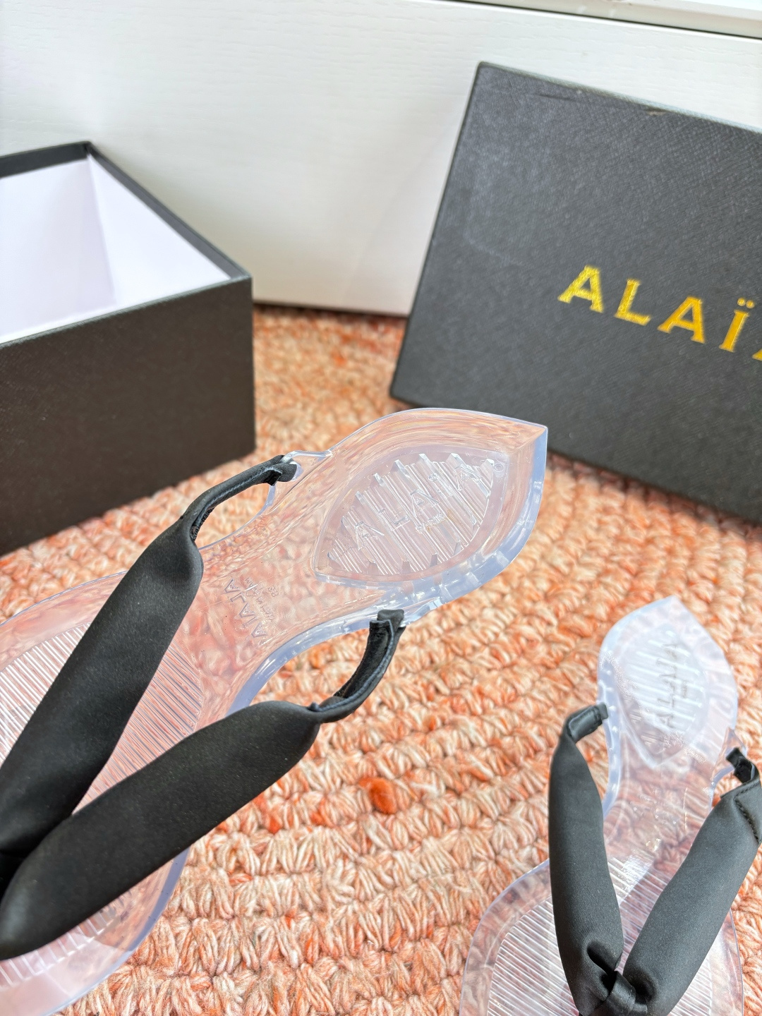 🌾G177顶级品质ALAIA 𝟐𝟔/𝐀𝐖新品彩色缎面夹脚拖｜夏日里的流动色彩诗把夏日调色盘揉进缎面里 每