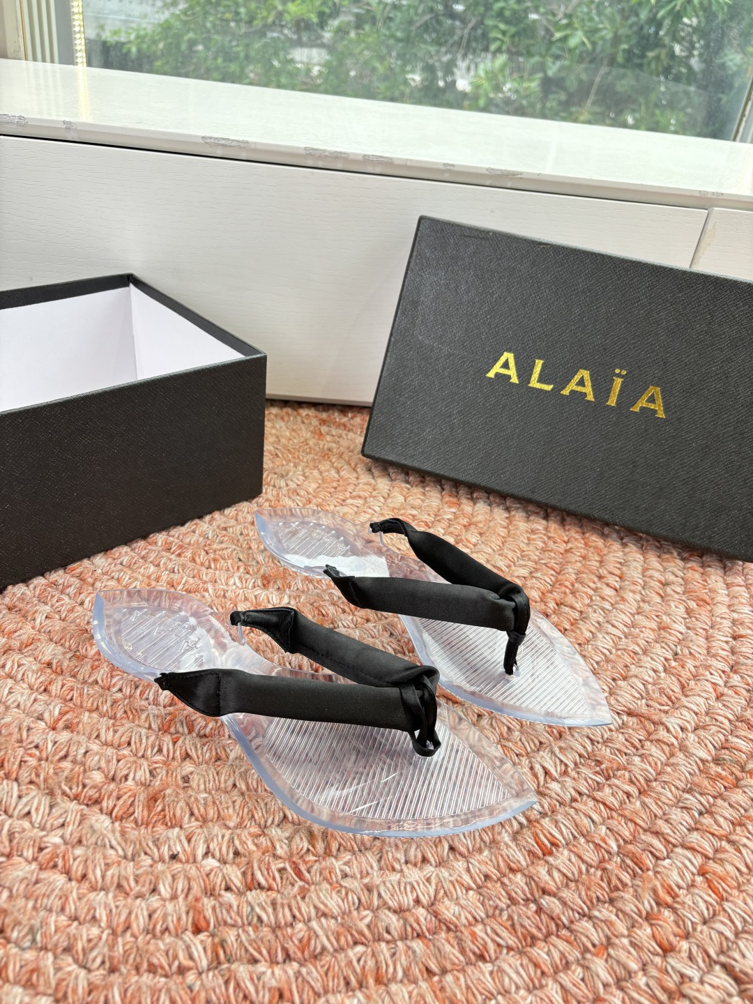 🌾G177顶级品质ALAIA 𝟐𝟔/𝐀𝐖新品彩色缎面夹脚拖｜夏日里的流动色彩诗把夏日调色盘揉进缎面里 每