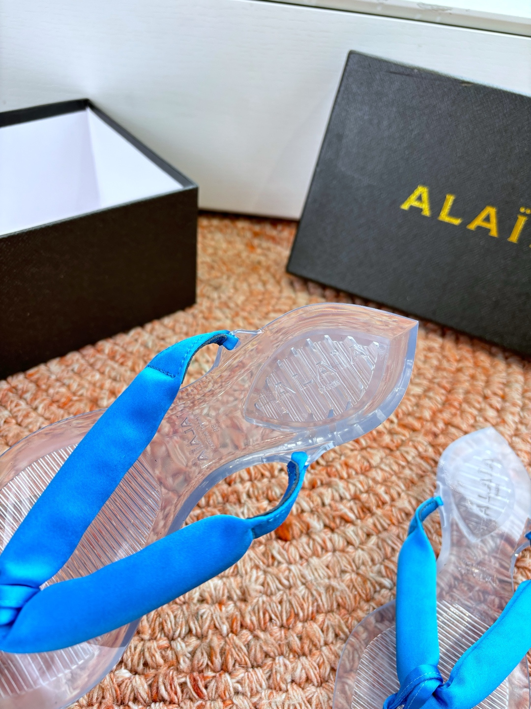 🌾G177顶级品质ALAIA 𝟐𝟔/𝐀𝐖新品彩色缎面夹脚拖｜夏日里的流动色彩诗把夏日调色盘揉进缎面里 每