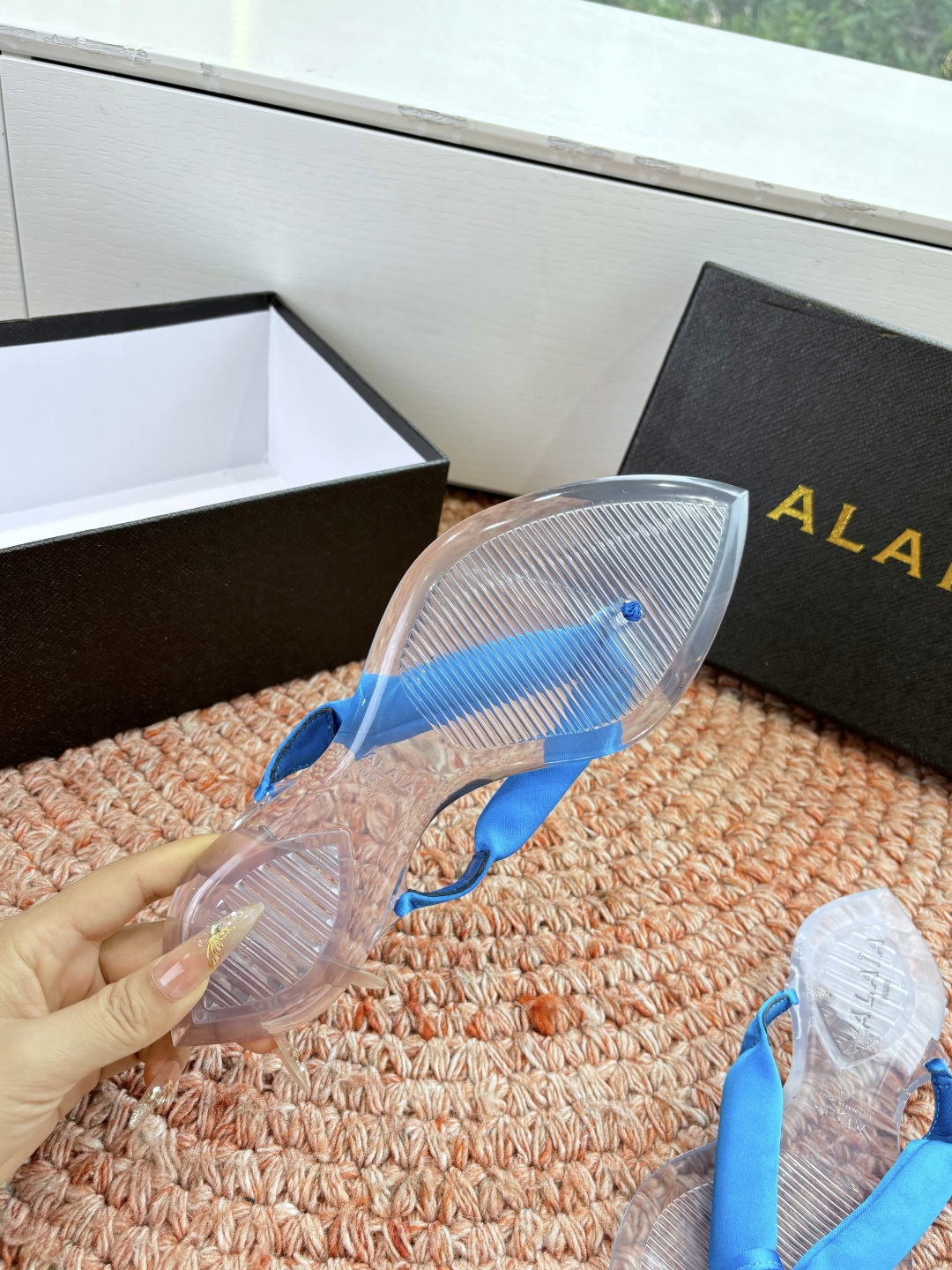 🌾G177顶级品质ALAIA 𝟐𝟔/𝐀𝐖新品彩色缎面夹脚拖｜夏日里的流动色彩诗把夏日调色盘揉进缎面里 每