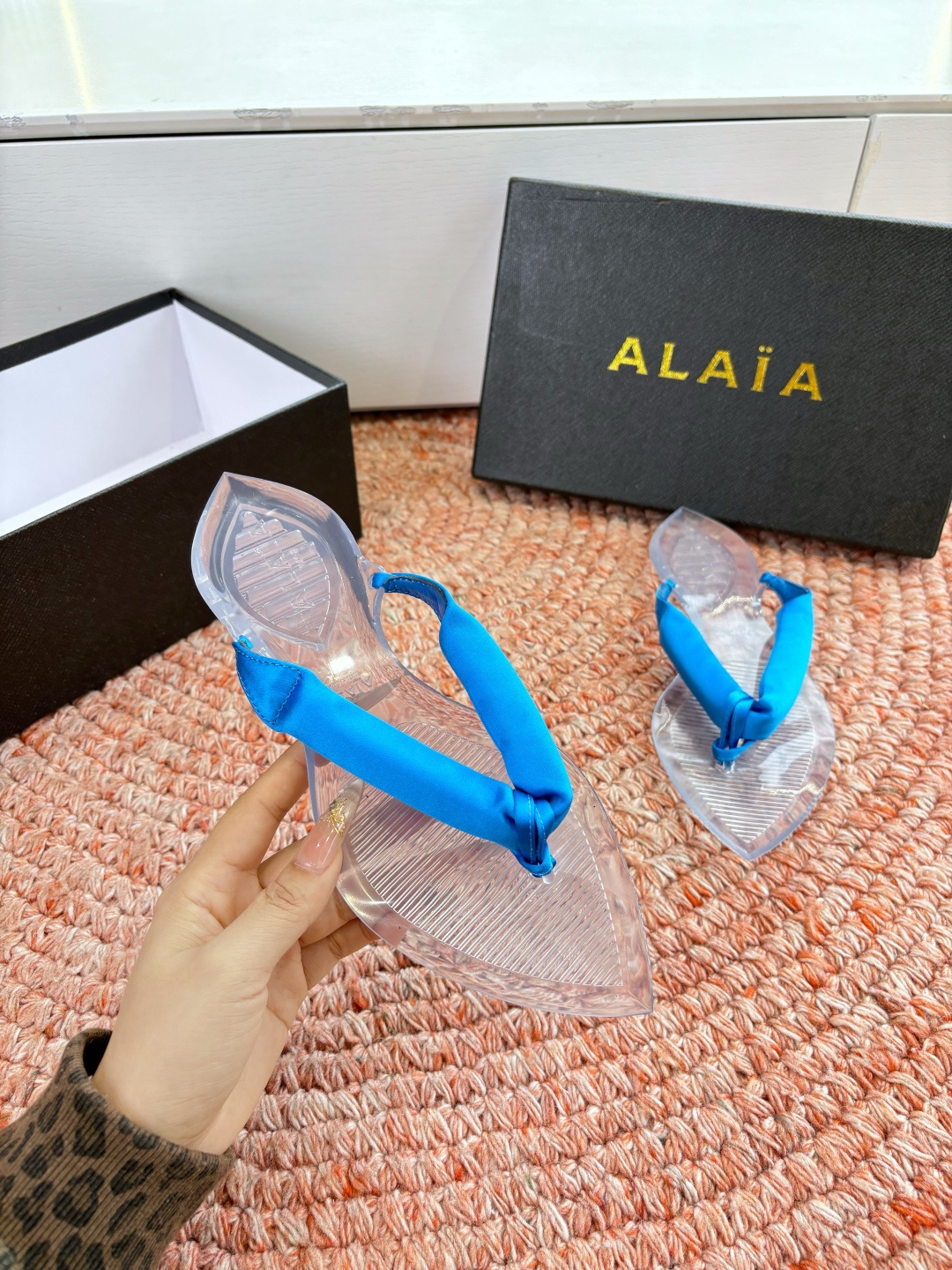 🌾G177顶级品质ALAIA 𝟐𝟔/𝐀𝐖新品彩色缎面夹脚拖｜夏日里的流动色彩诗把夏日调色盘揉进缎面里 每