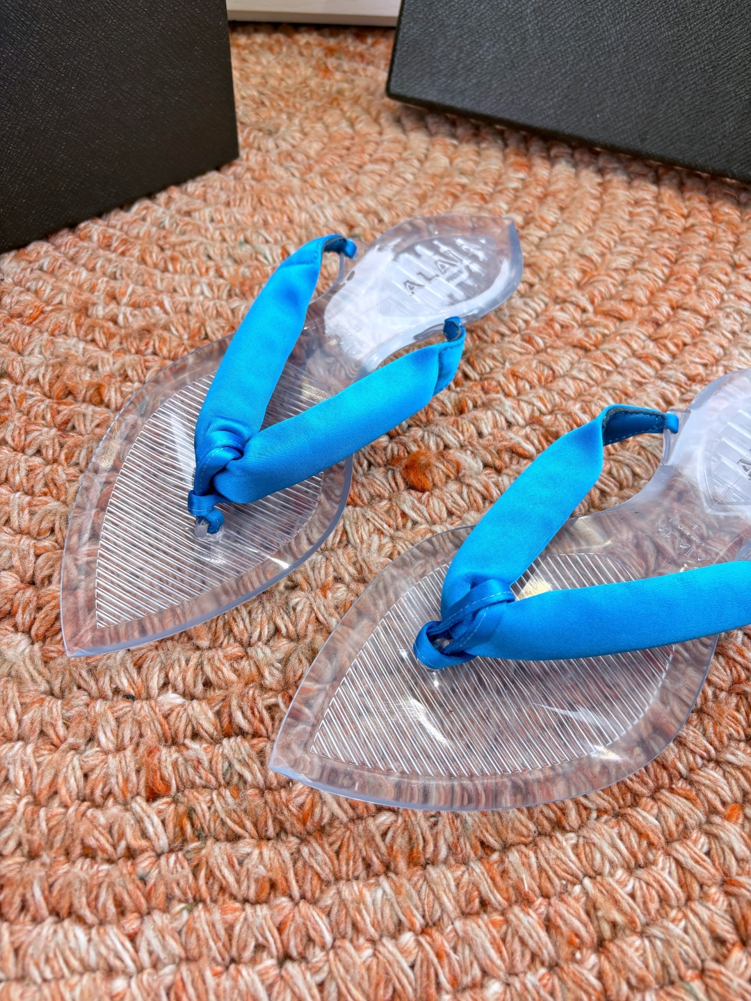 🌾G177顶级品质ALAIA 𝟐𝟔/𝐀𝐖新品彩色缎面夹脚拖｜夏日里的流动色彩诗把夏日调色盘揉进缎面里 每