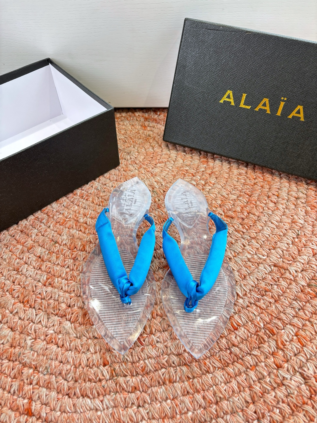 🌾G177顶级品质ALAIA 𝟐𝟔/𝐀𝐖新品彩色缎面夹脚拖｜夏日里的流动色彩诗把夏日调色盘揉进缎面里 每