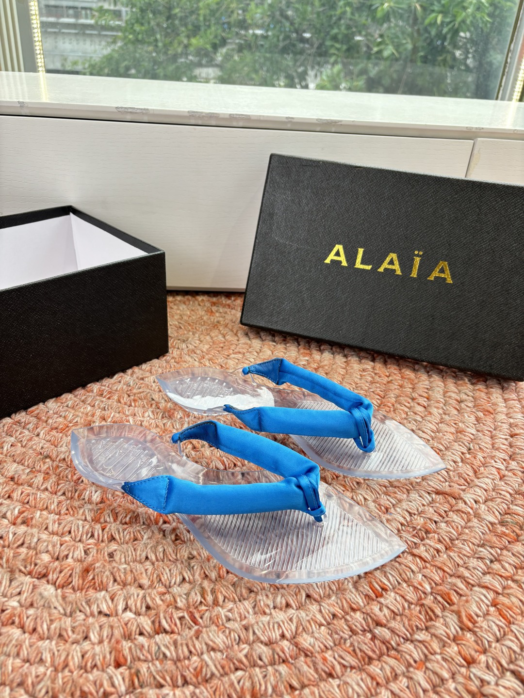 🌾G177顶级品质ALAIA 𝟐𝟔/𝐀𝐖新品彩色缎面夹脚拖｜夏日里的流动色彩诗把夏日调色盘揉进缎面里 每