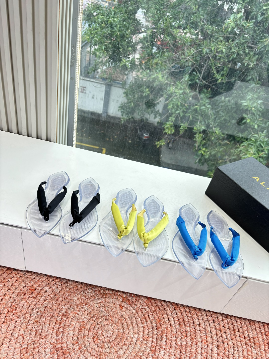 🌾G177顶级品质ALAIA 𝟐𝟔/𝐀𝐖新品彩色缎面夹脚拖｜夏日里的流动色彩诗把夏日调色盘揉进缎面里 每