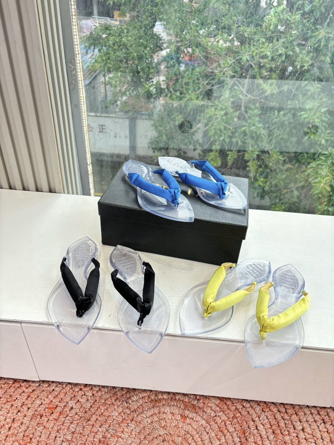 🌾G177顶级品质ALAIA 𝟐𝟔/𝐀𝐖新品彩色缎面夹脚拖｜夏日里的流动色彩诗把夏日调色盘揉进缎面里 每