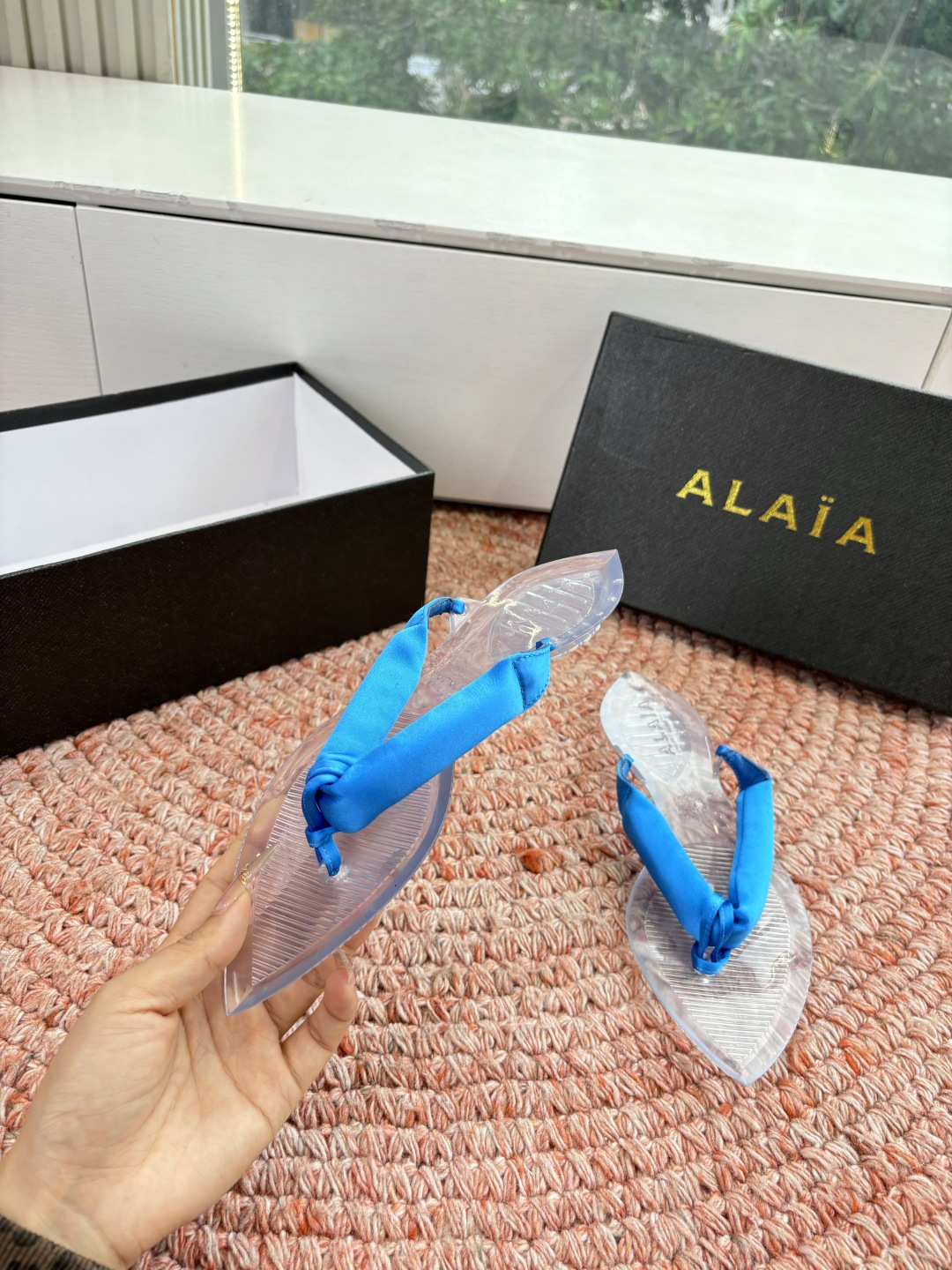 🌾G177顶级品质ALAIA 𝟐𝟔/𝐀𝐖新品彩色缎面夹脚拖｜夏日里的流动色彩诗把夏日调色盘揉进缎面里 每