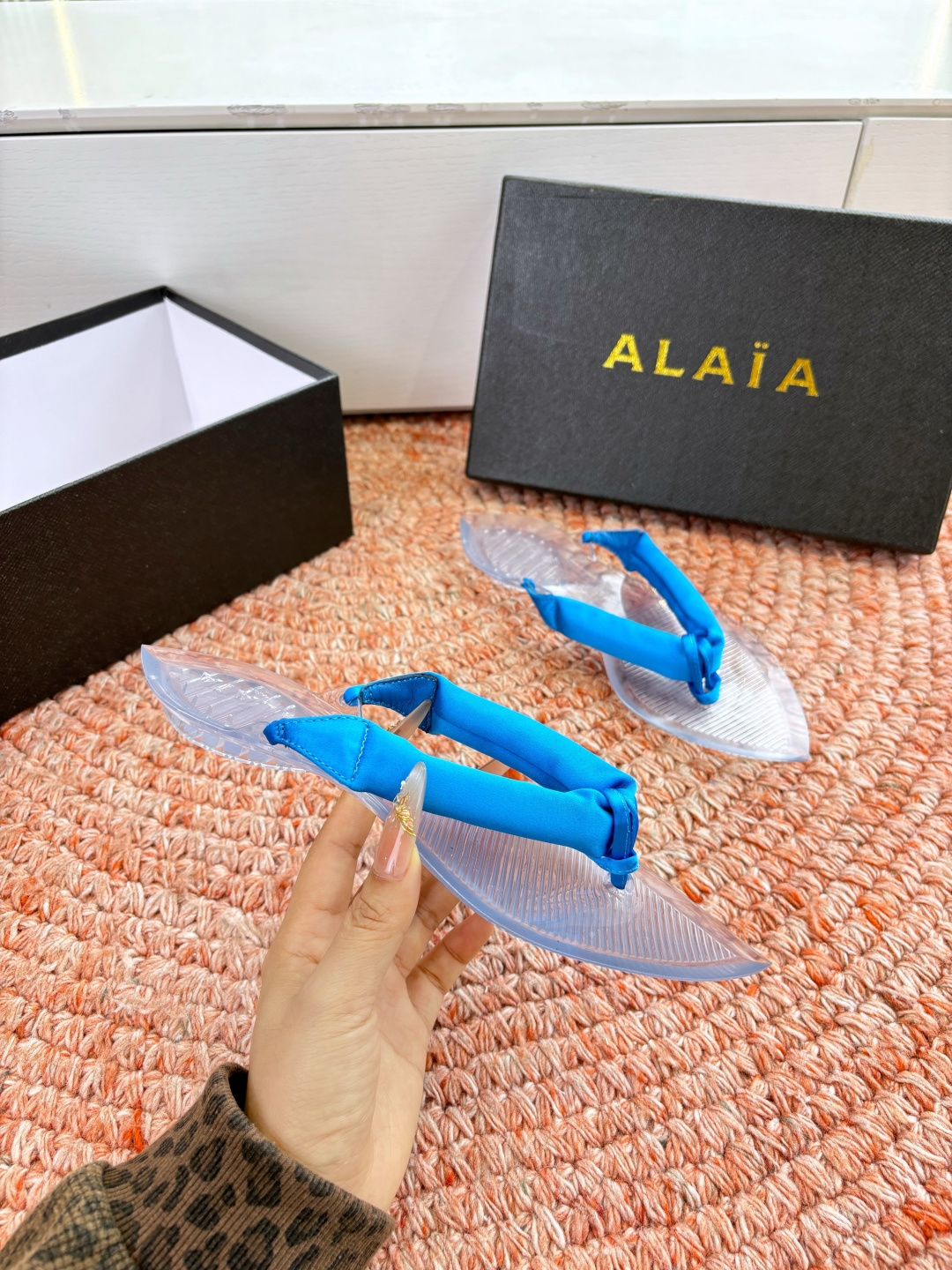 🌾G177顶级品质ALAIA 𝟐𝟔/𝐀𝐖新品彩色缎面夹脚拖｜夏日里的流动色彩诗把夏日调色盘揉进缎面里 每