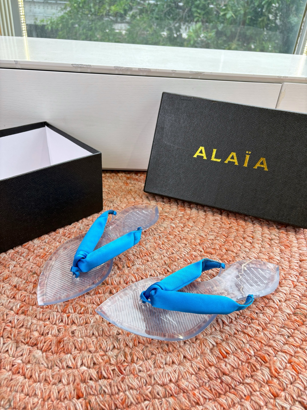 🌾G177顶级品质ALAIA 𝟐𝟔/𝐀𝐖新品彩色缎面夹脚拖｜夏日里的流动色彩诗把夏日调色盘揉进缎面里 每