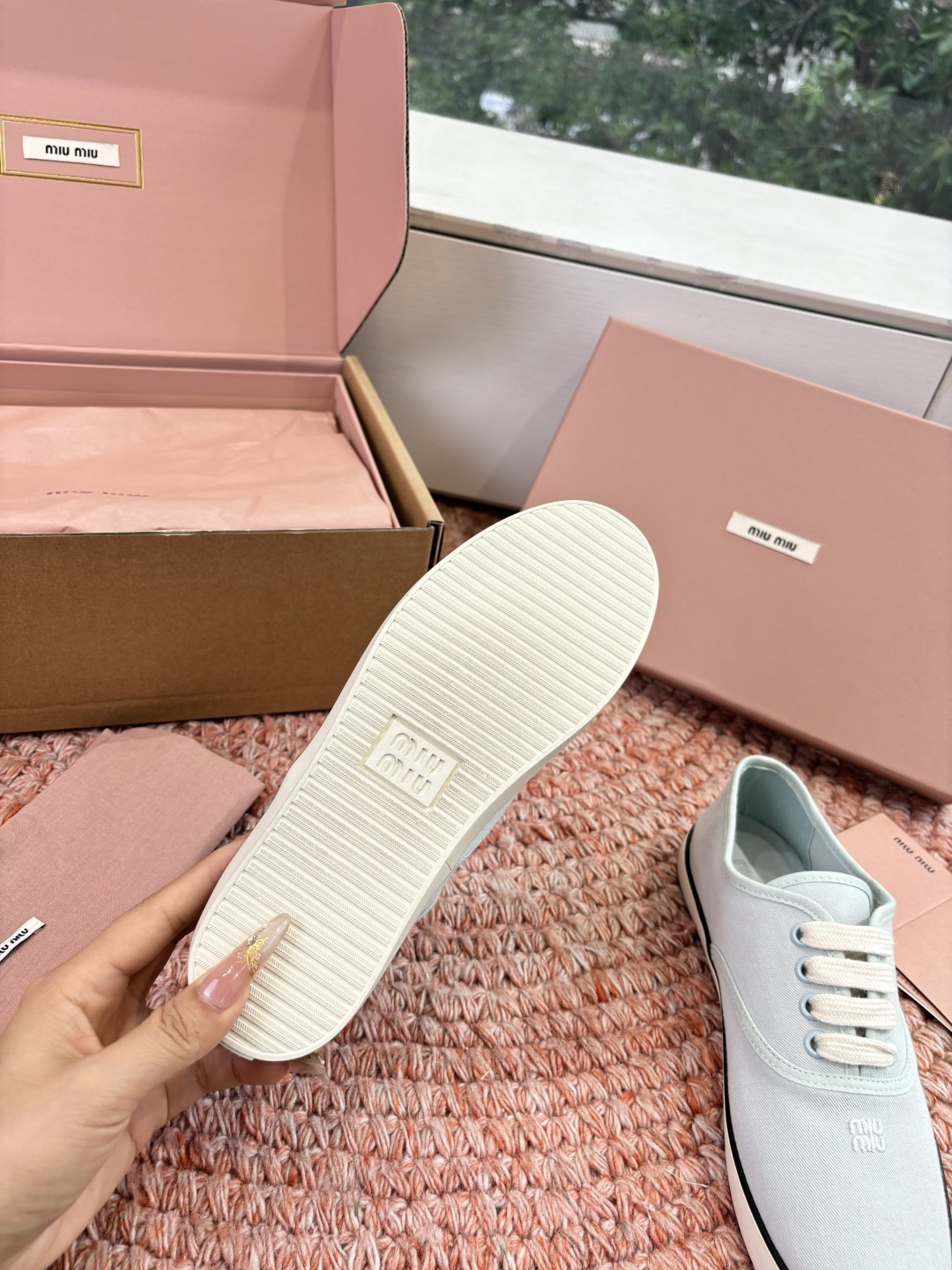 🌾G086miumiu缪缪 26ss 早春新款水钻刺绣帆布鞋把春日碎花踩在脚下，这双水钻刺绣帆布鞋太懂少