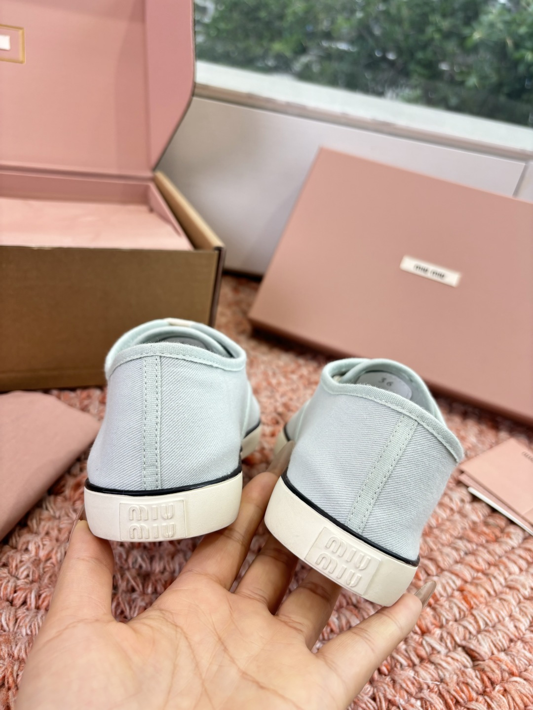 🌾G086miumiu缪缪 26ss 早春新款水钻刺绣帆布鞋把春日碎花踩在脚下，这双水钻刺绣帆布鞋太懂少