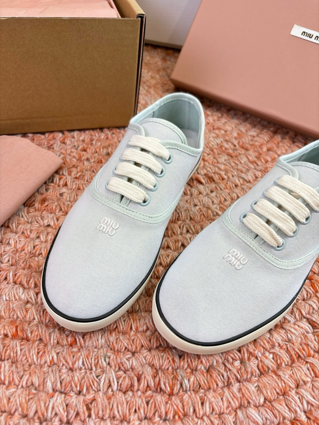 🌾G086miumiu缪缪 26ss 早春新款水钻刺绣帆布鞋把春日碎花踩在脚下，这双水钻刺绣帆布鞋太懂少