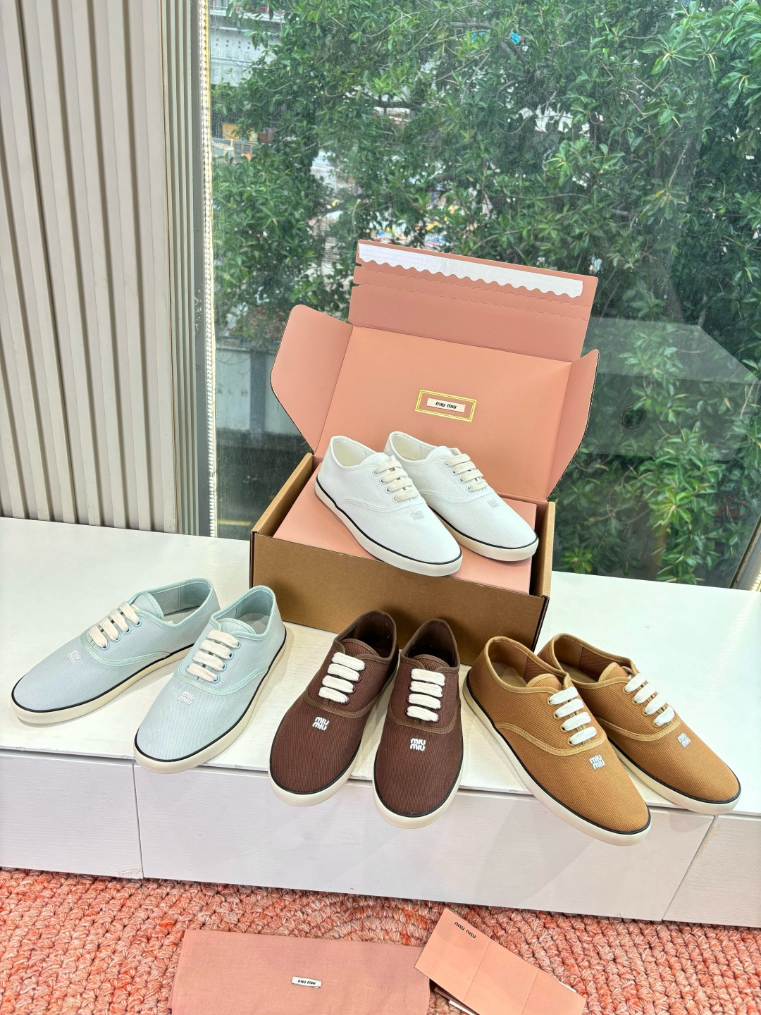 🌾G086miumiu缪缪 26ss 早春新款水钻刺绣帆布鞋把春日碎花踩在脚下，这双水钻刺绣帆布鞋太懂少