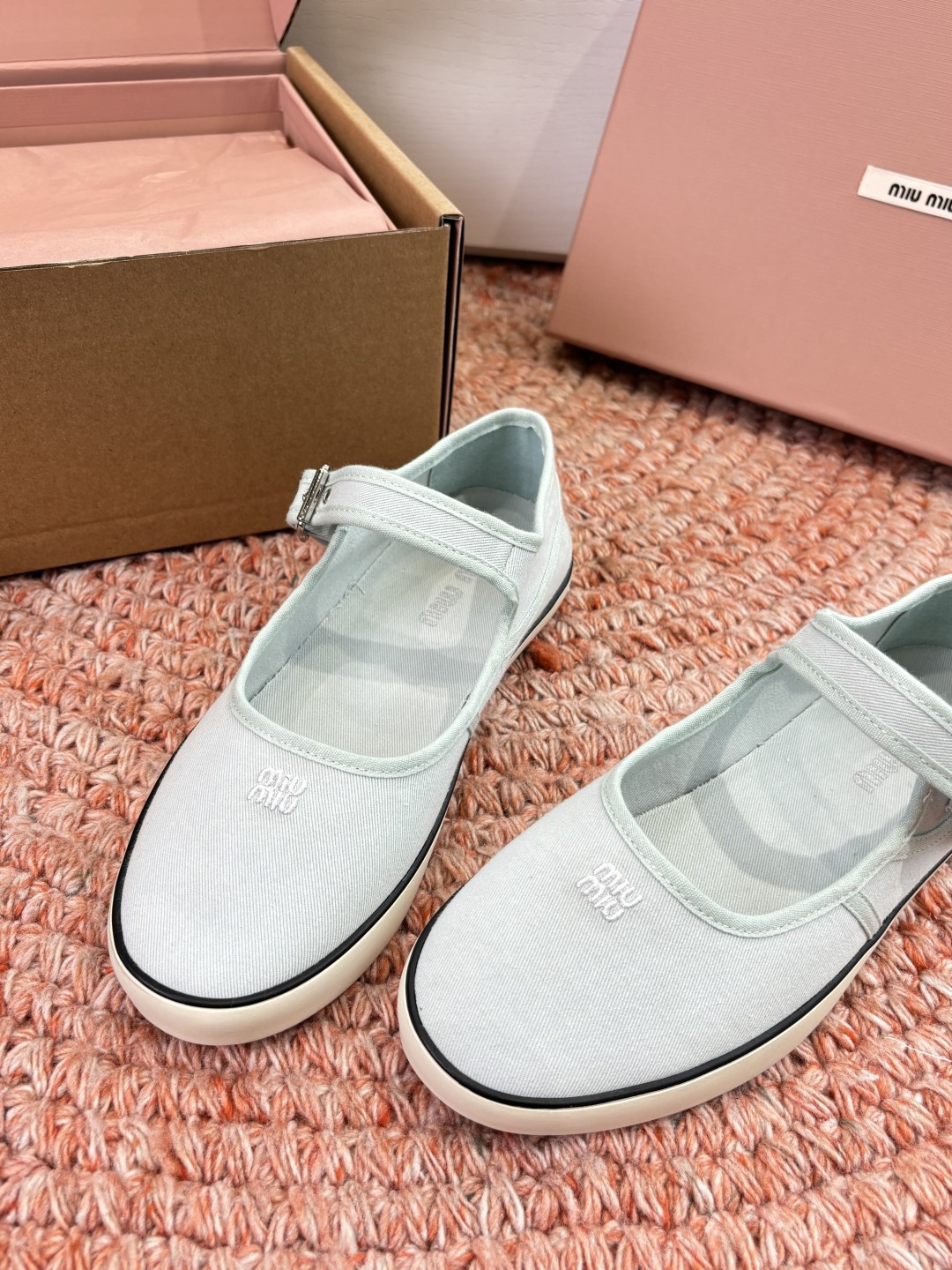 🌾G086miumiu缪缪 26ss 早春新款水钻刺绣帆布鞋把春日碎花踩在脚下，这双水钻刺绣帆布鞋太懂少