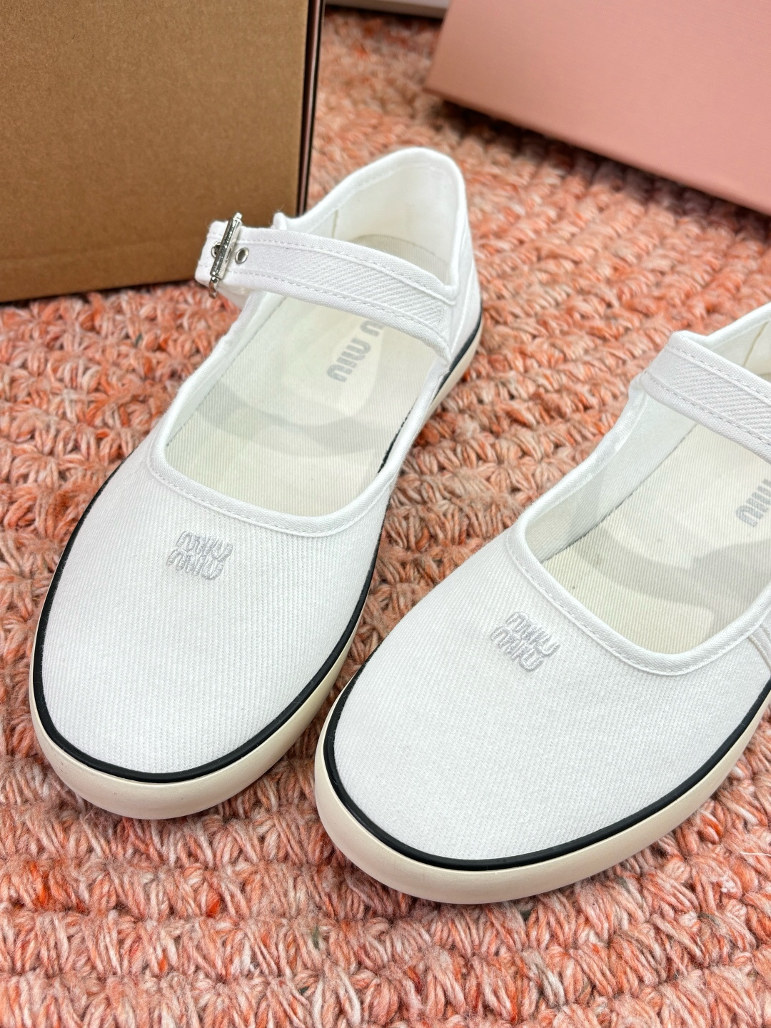 🌾G086miumiu缪缪 26ss 早春新款水钻刺绣帆布鞋把春日碎花踩在脚下，这双水钻刺绣帆布鞋太懂少