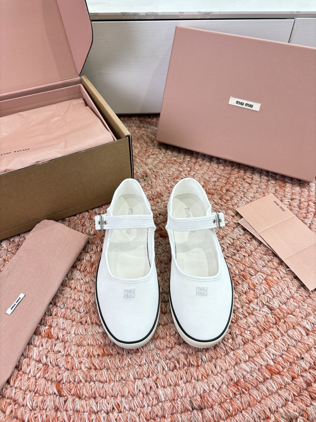 🌾G086miumiu缪缪 26ss 早春新款水钻刺绣帆布鞋把春日碎花踩在脚下，这双水钻刺绣帆布鞋太懂少