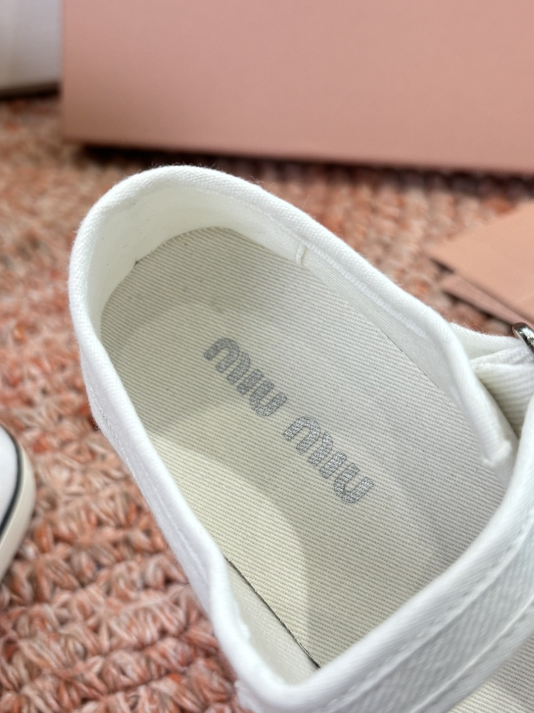 🌾G086miumiu缪缪 26ss 早春新款水钻刺绣帆布鞋把春日碎花踩在脚下，这双水钻刺绣帆布鞋太懂少