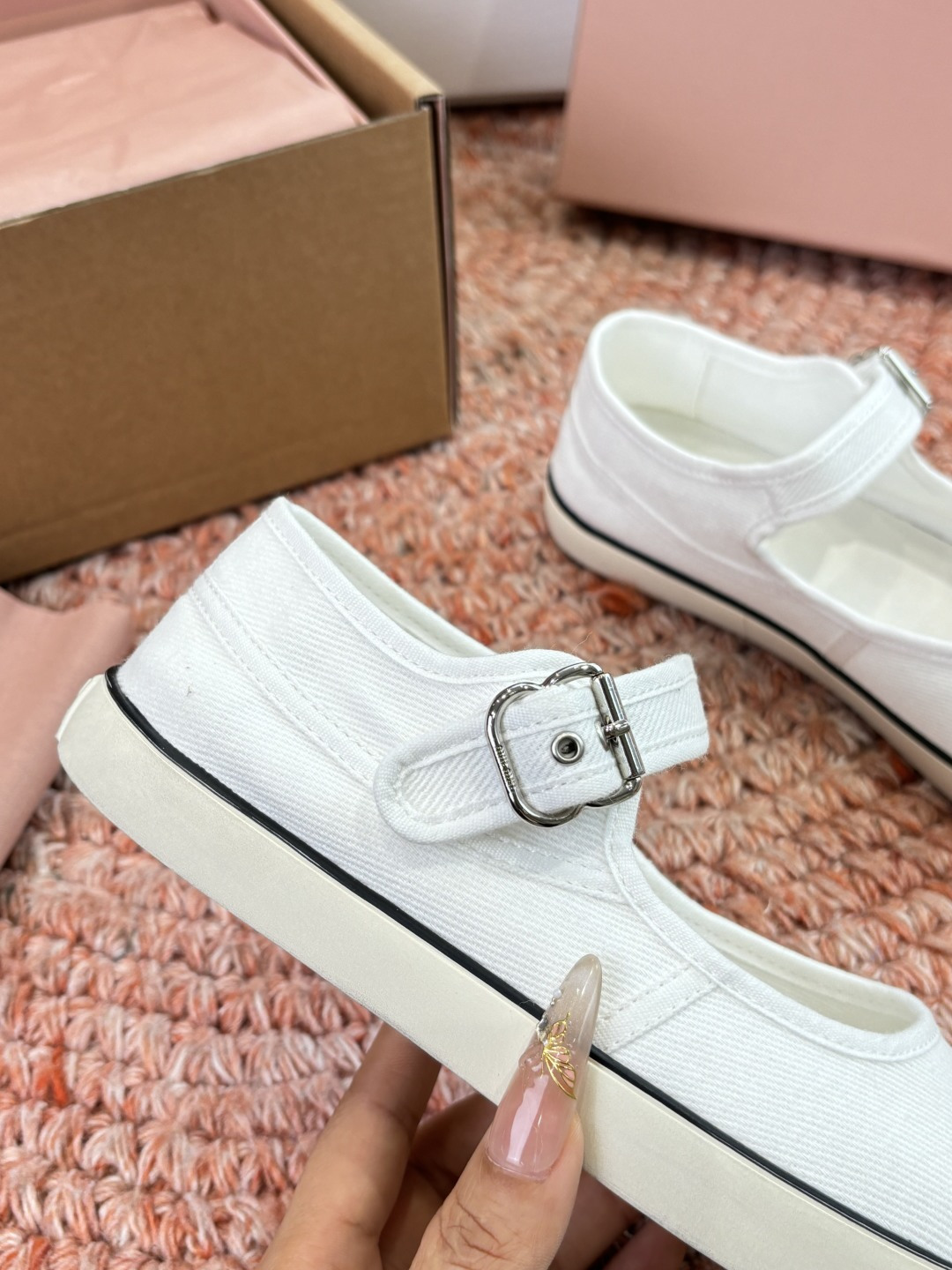 🌾G086miumiu缪缪 26ss 早春新款水钻刺绣帆布鞋把春日碎花踩在脚下，这双水钻刺绣帆布鞋太懂少