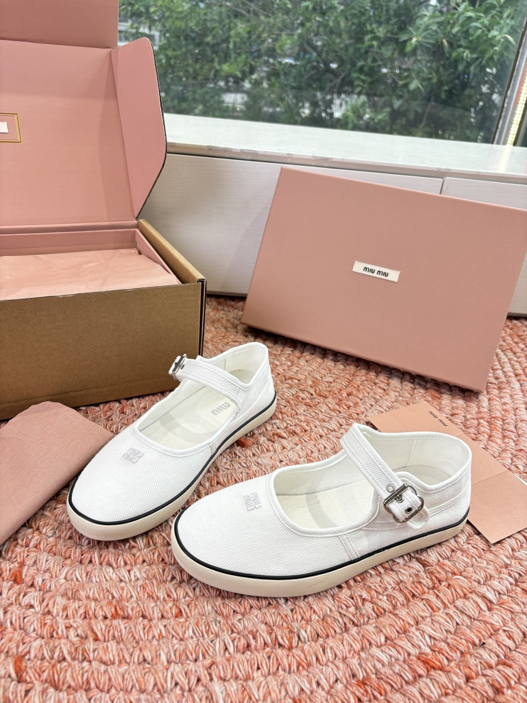 🌾G086miumiu缪缪 26ss 早春新款水钻刺绣帆布鞋把春日碎花踩在脚下，这双水钻刺绣帆布鞋太懂少