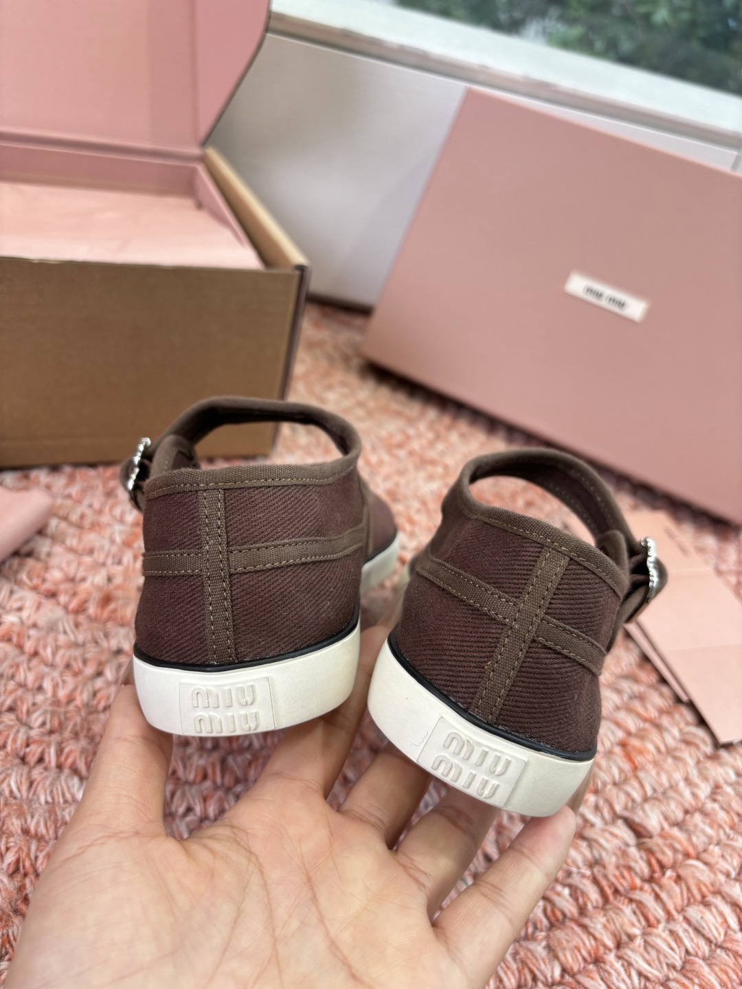 🌾G086miumiu缪缪 26ss 早春新款水钻刺绣帆布鞋把春日碎花踩在脚下，这双水钻刺绣帆布鞋太懂少