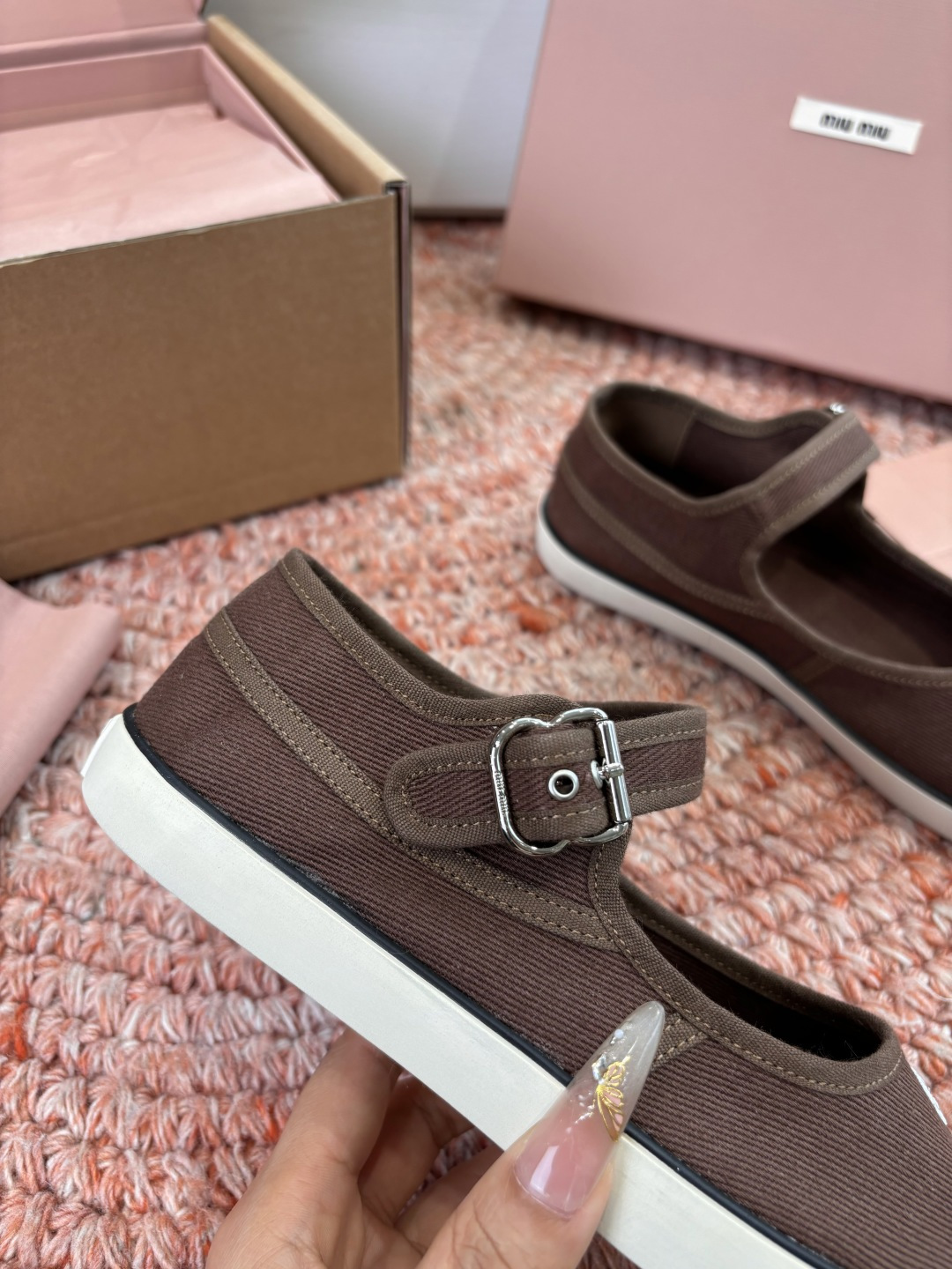 🌾G086miumiu缪缪 26ss 早春新款水钻刺绣帆布鞋把春日碎花踩在脚下，这双水钻刺绣帆布鞋太懂少