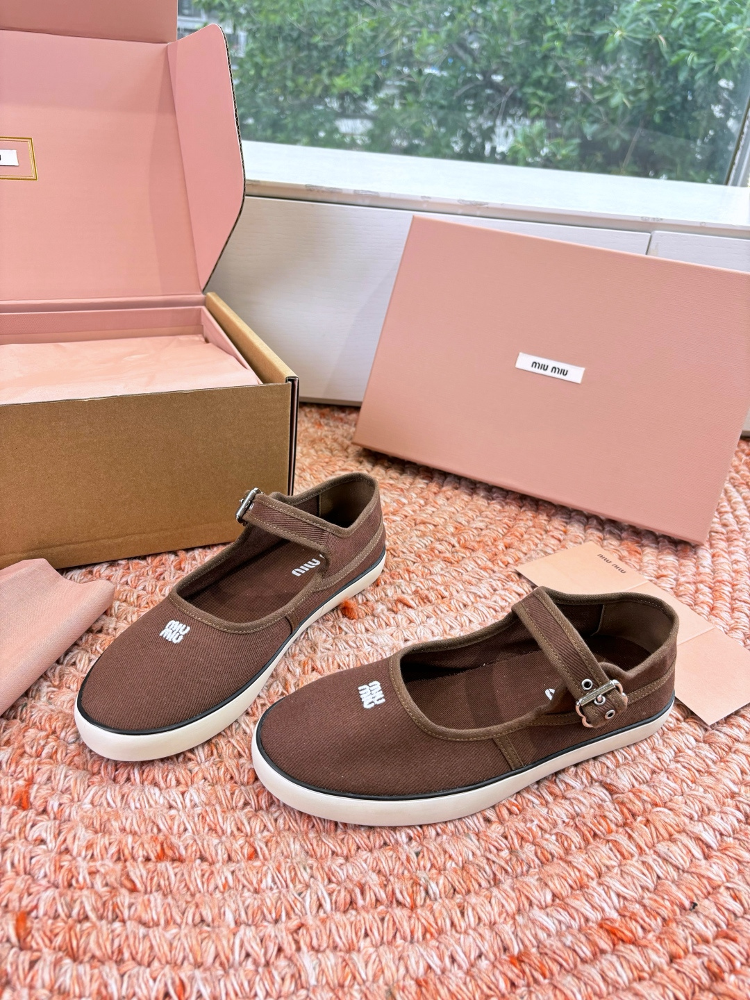 🌾G086miumiu缪缪 26ss 早春新款水钻刺绣帆布鞋把春日碎花踩在脚下，这双水钻刺绣帆布鞋太懂少