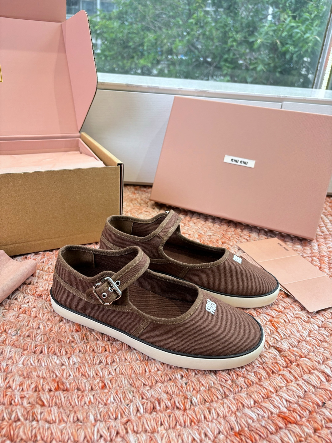 🌾G086miumiu缪缪 26ss 早春新款水钻刺绣帆布鞋把春日碎花踩在脚下，这双水钻刺绣帆布鞋太懂少