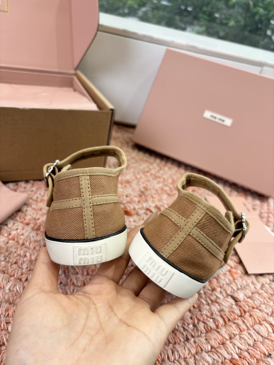 🌾G086miumiu缪缪 26ss 早春新款水钻刺绣帆布鞋把春日碎花踩在脚下，这双水钻刺绣帆布鞋太懂少