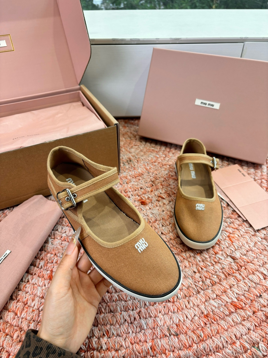 🌾G086miumiu缪缪 26ss 早春新款水钻刺绣帆布鞋把春日碎花踩在脚下，这双水钻刺绣帆布鞋太懂少