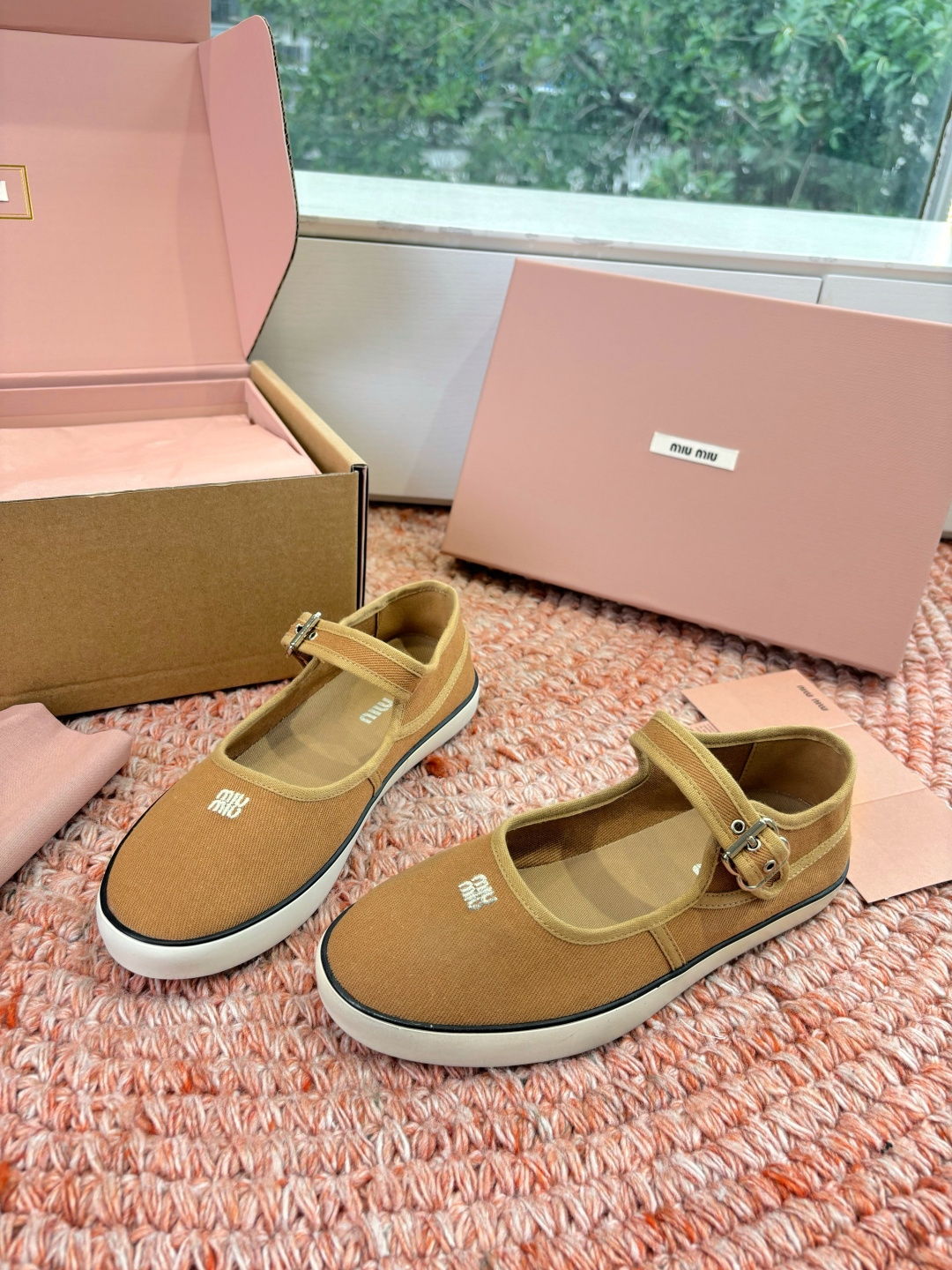🌾G086miumiu缪缪 26ss 早春新款水钻刺绣帆布鞋把春日碎花踩在脚下，这双水钻刺绣帆布鞋太懂少