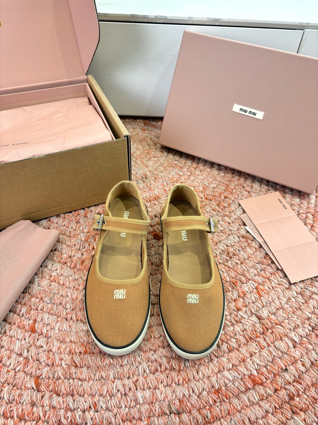 🌾G086miumiu缪缪 26ss 早春新款水钻刺绣帆布鞋把春日碎花踩在脚下，这双水钻刺绣帆布鞋太懂少