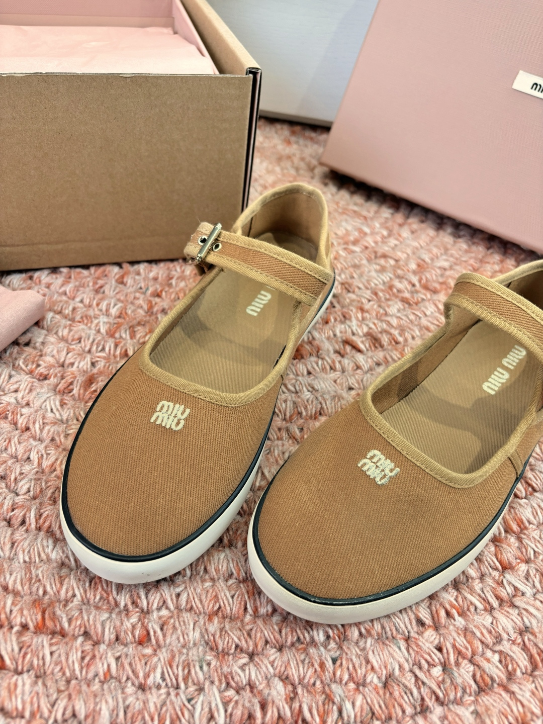 🌾G086miumiu缪缪 26ss 早春新款水钻刺绣帆布鞋把春日碎花踩在脚下，这双水钻刺绣帆布鞋太懂少