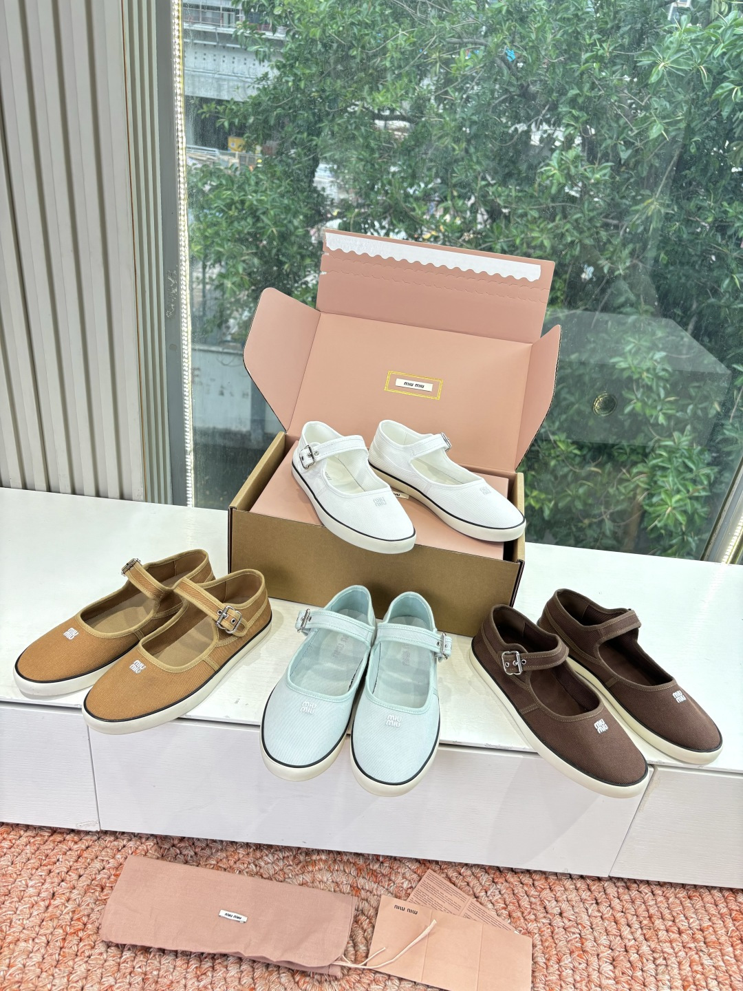 🌾G086miumiu缪缪 26ss 早春新款水钻刺绣帆布鞋把春日碎花踩在脚下，这双水钻刺绣帆布鞋太懂少