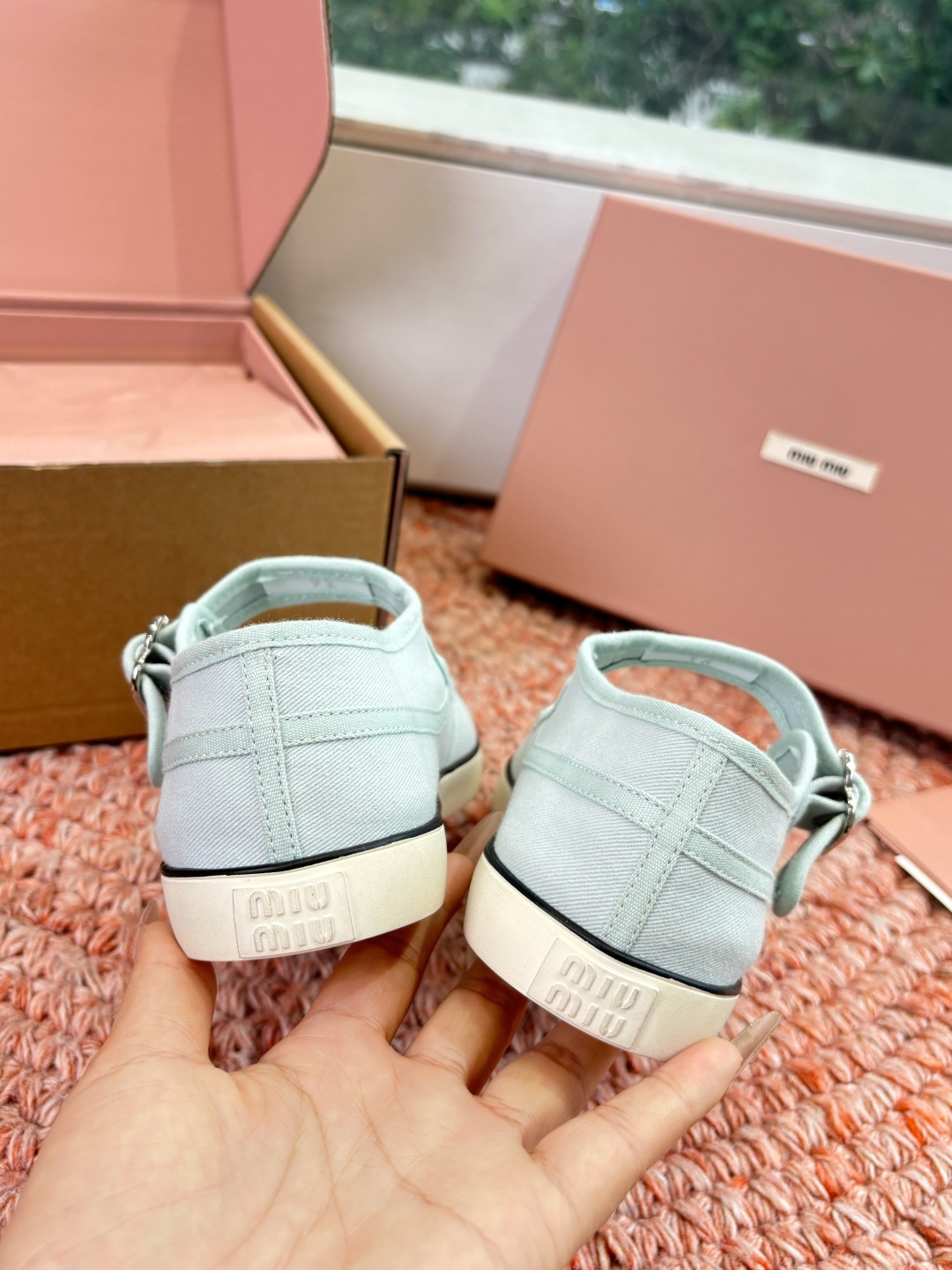 🌾G086miumiu缪缪 26ss 早春新款水钻刺绣帆布鞋把春日碎花踩在脚下，这双水钻刺绣帆布鞋太懂少