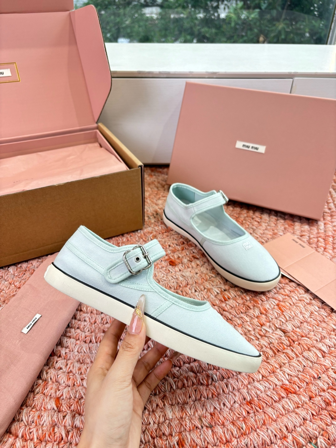 🌾G086miumiu缪缪 26ss 早春新款水钻刺绣帆布鞋把春日碎花踩在脚下，这双水钻刺绣帆布鞋太懂少