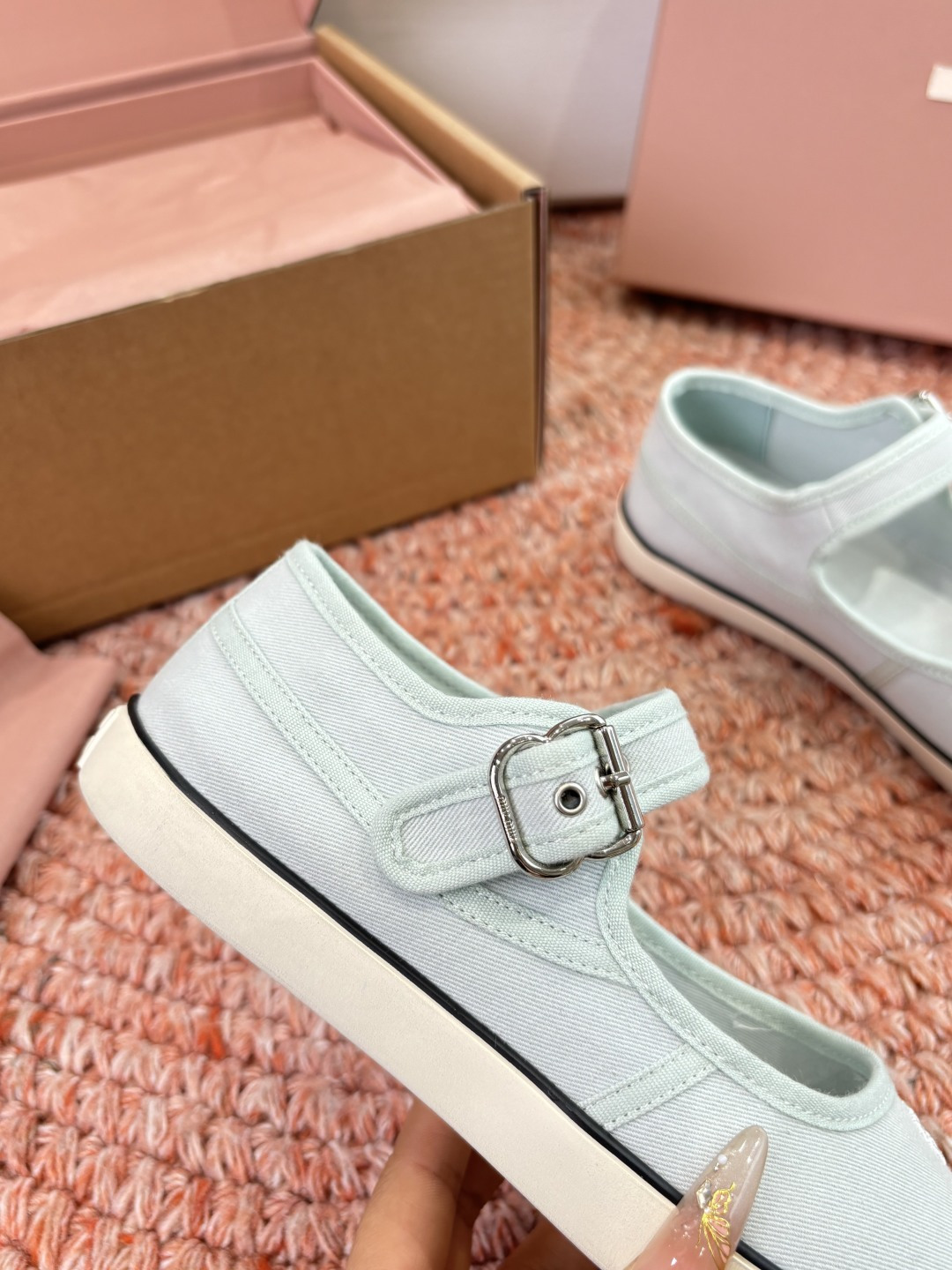 🌾G086miumiu缪缪 26ss 早春新款水钻刺绣帆布鞋把春日碎花踩在脚下，这双水钻刺绣帆布鞋太懂少