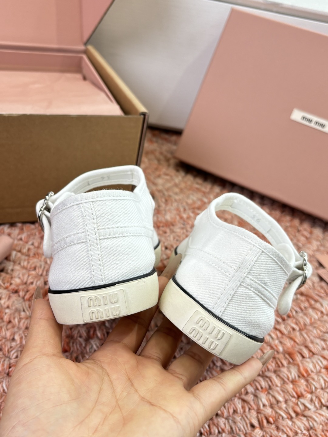 🌾G086miumiu缪缪 26ss 早春新款水钻刺绣帆布鞋把春日碎花踩在脚下，这双水钻刺绣帆布鞋太懂少