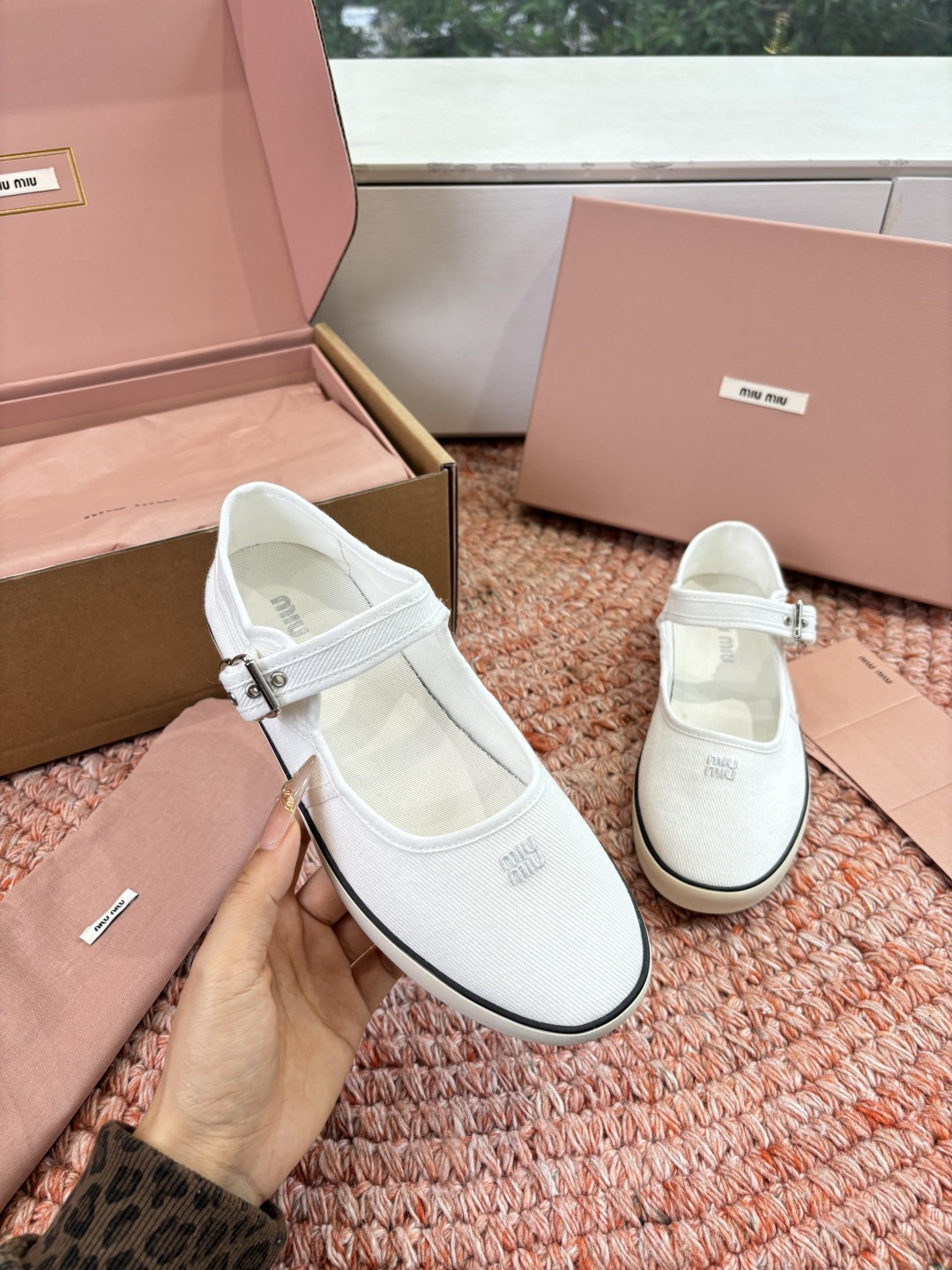 🌾G086miumiu缪缪 26ss 早春新款水钻刺绣帆布鞋把春日碎花踩在脚下，这双水钻刺绣帆布鞋太懂少