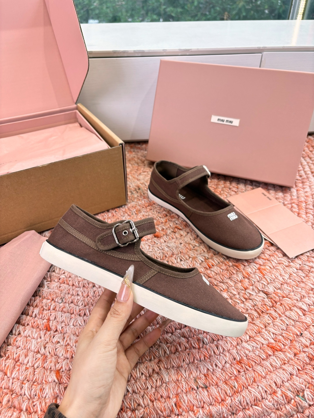 🌾G086miumiu缪缪 26ss 早春新款水钻刺绣帆布鞋把春日碎花踩在脚下，这双水钻刺绣帆布鞋太懂少
