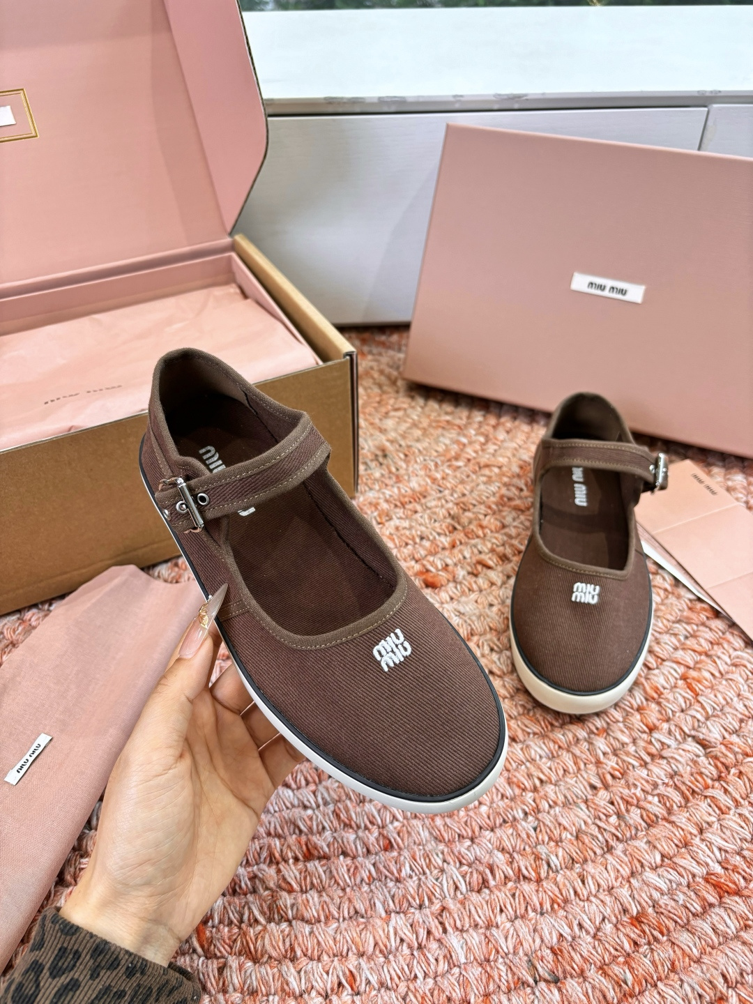 🌾G086miumiu缪缪 26ss 早春新款水钻刺绣帆布鞋把春日碎花踩在脚下，这双水钻刺绣帆布鞋太懂少