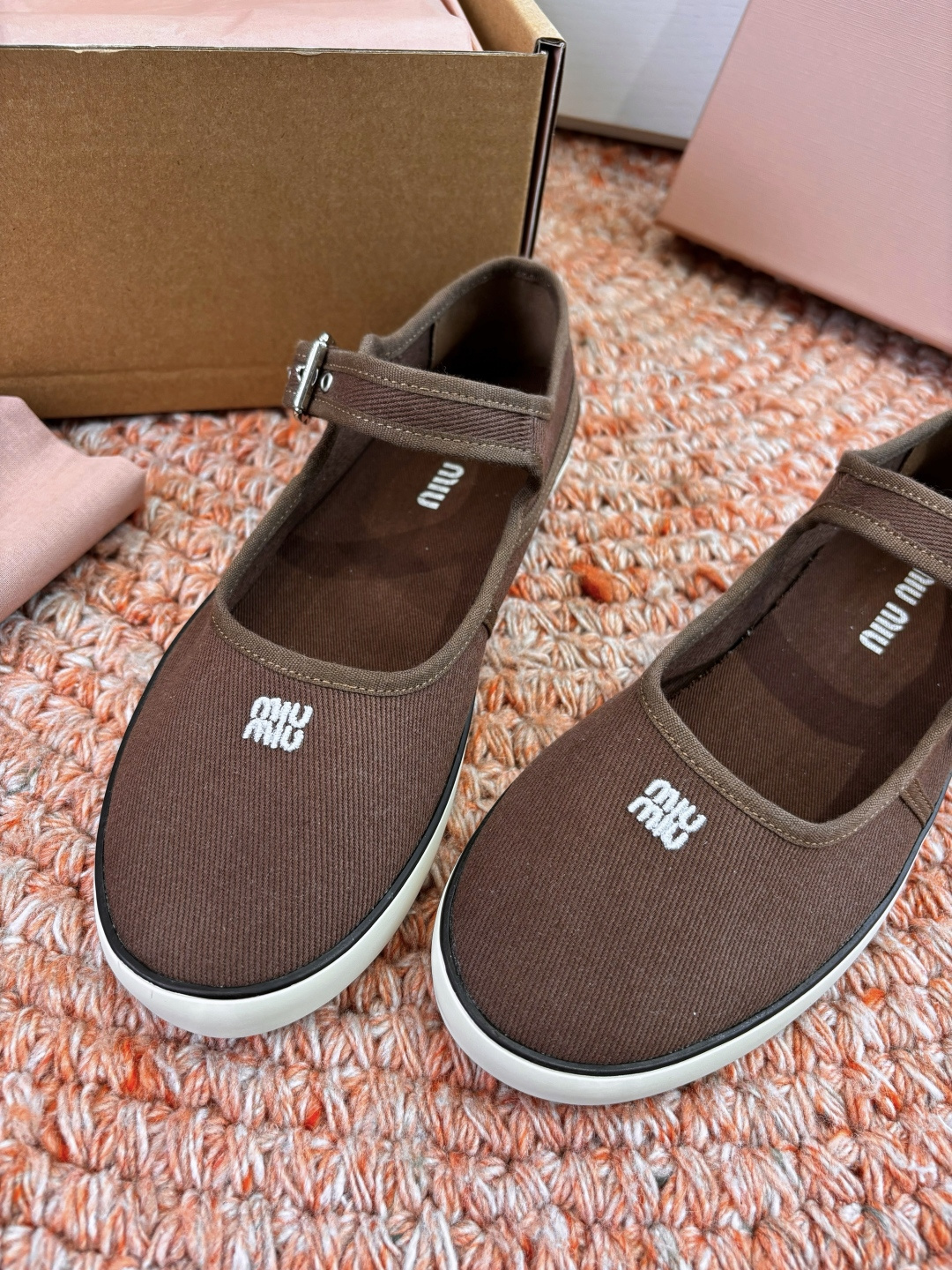 🌾G086miumiu缪缪 26ss 早春新款水钻刺绣帆布鞋把春日碎花踩在脚下，这双水钻刺绣帆布鞋太懂少