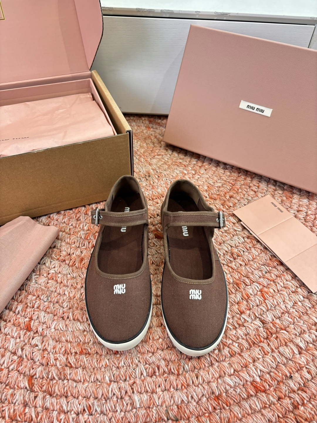 🌾G086miumiu缪缪 26ss 早春新款水钻刺绣帆布鞋把春日碎花踩在脚下，这双水钻刺绣帆布鞋太懂少