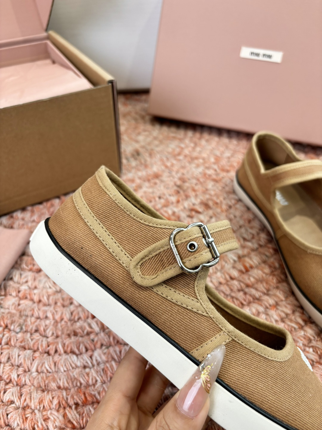 🌾G086miumiu缪缪 26ss 早春新款水钻刺绣帆布鞋把春日碎花踩在脚下，这双水钻刺绣帆布鞋太懂少