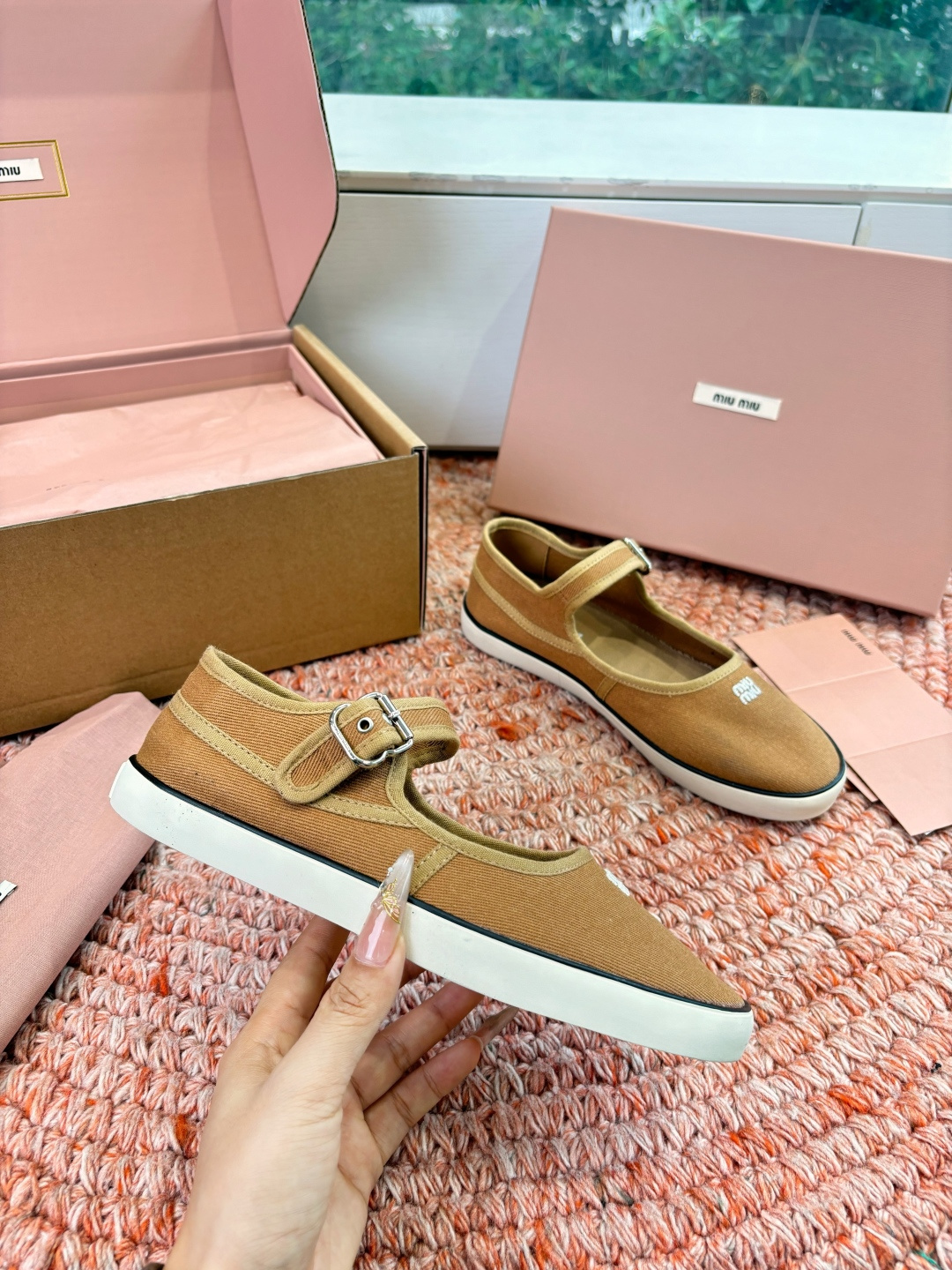 🌾G086miumiu缪缪 26ss 早春新款水钻刺绣帆布鞋把春日碎花踩在脚下，这双水钻刺绣帆布鞋太懂少