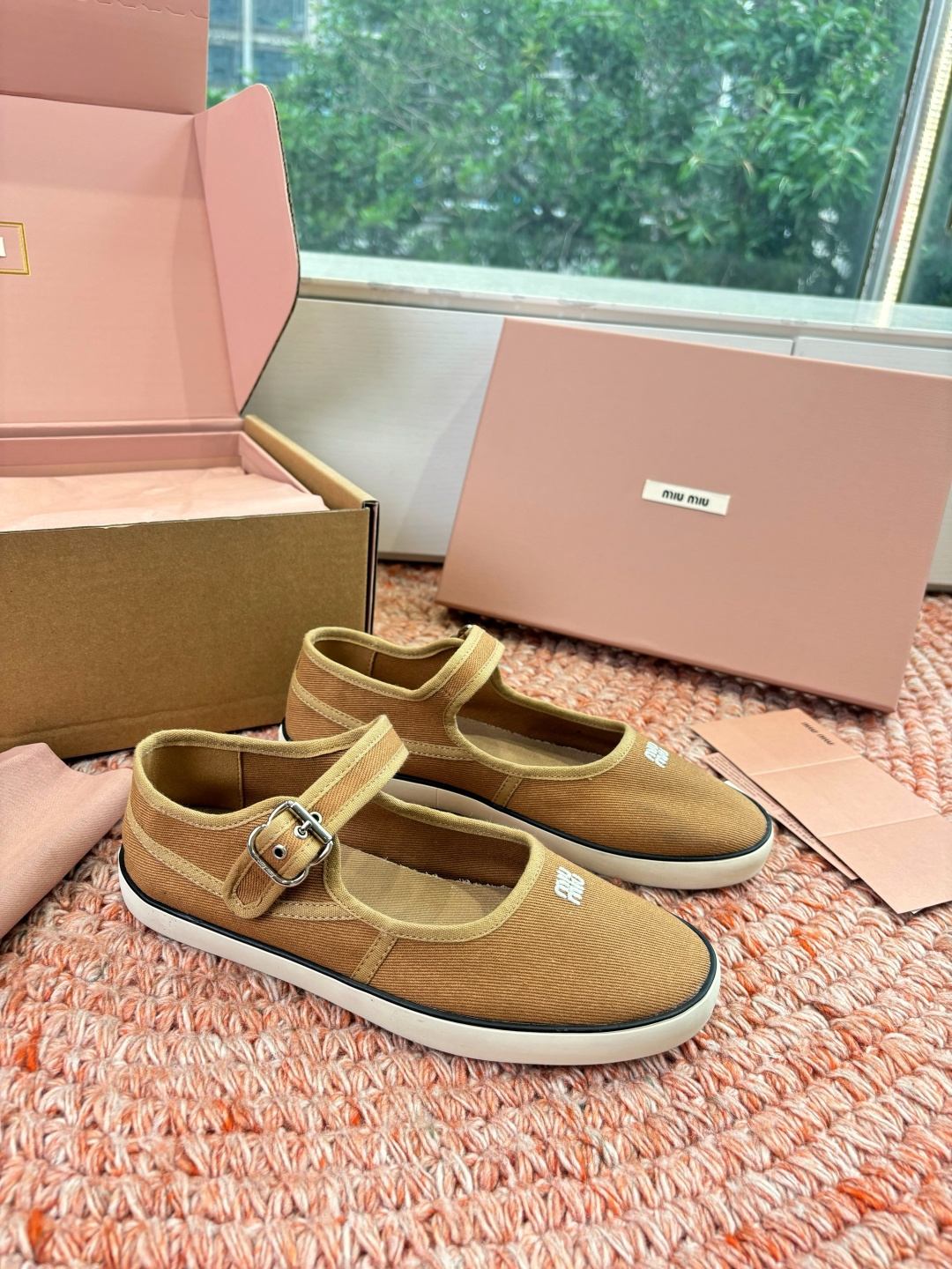 🌾G086miumiu缪缪 26ss 早春新款水钻刺绣帆布鞋把春日碎花踩在脚下，这双水钻刺绣帆布鞋太懂少