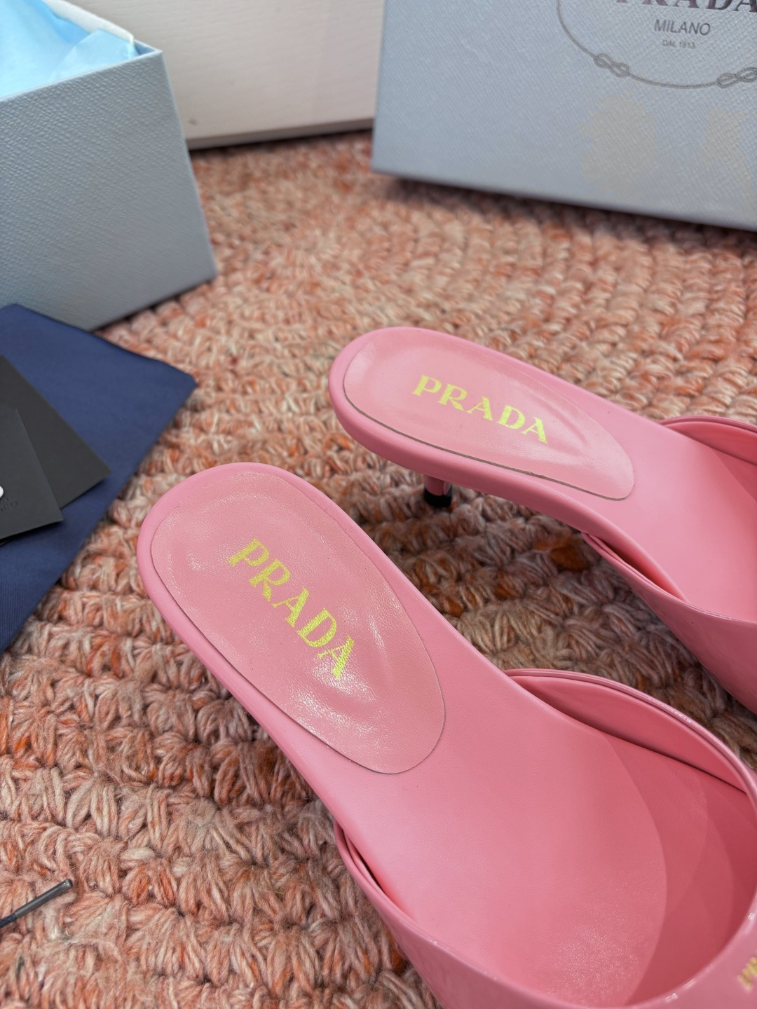 🌾G238所见即所得prada普拉达2026最新款沙滩凉鞋拖鞋让整双鞋轻便舒适 鲜艳色彩 满足不同风格时
