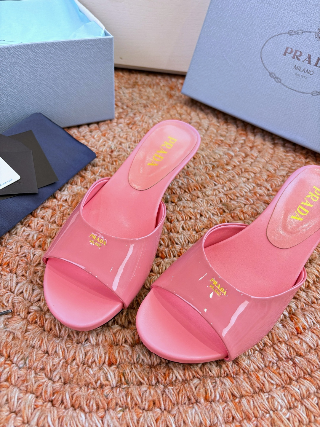 🌾G238所见即所得prada普拉达2026最新款沙滩凉鞋拖鞋让整双鞋轻便舒适 鲜艳色彩 满足不同风格时
