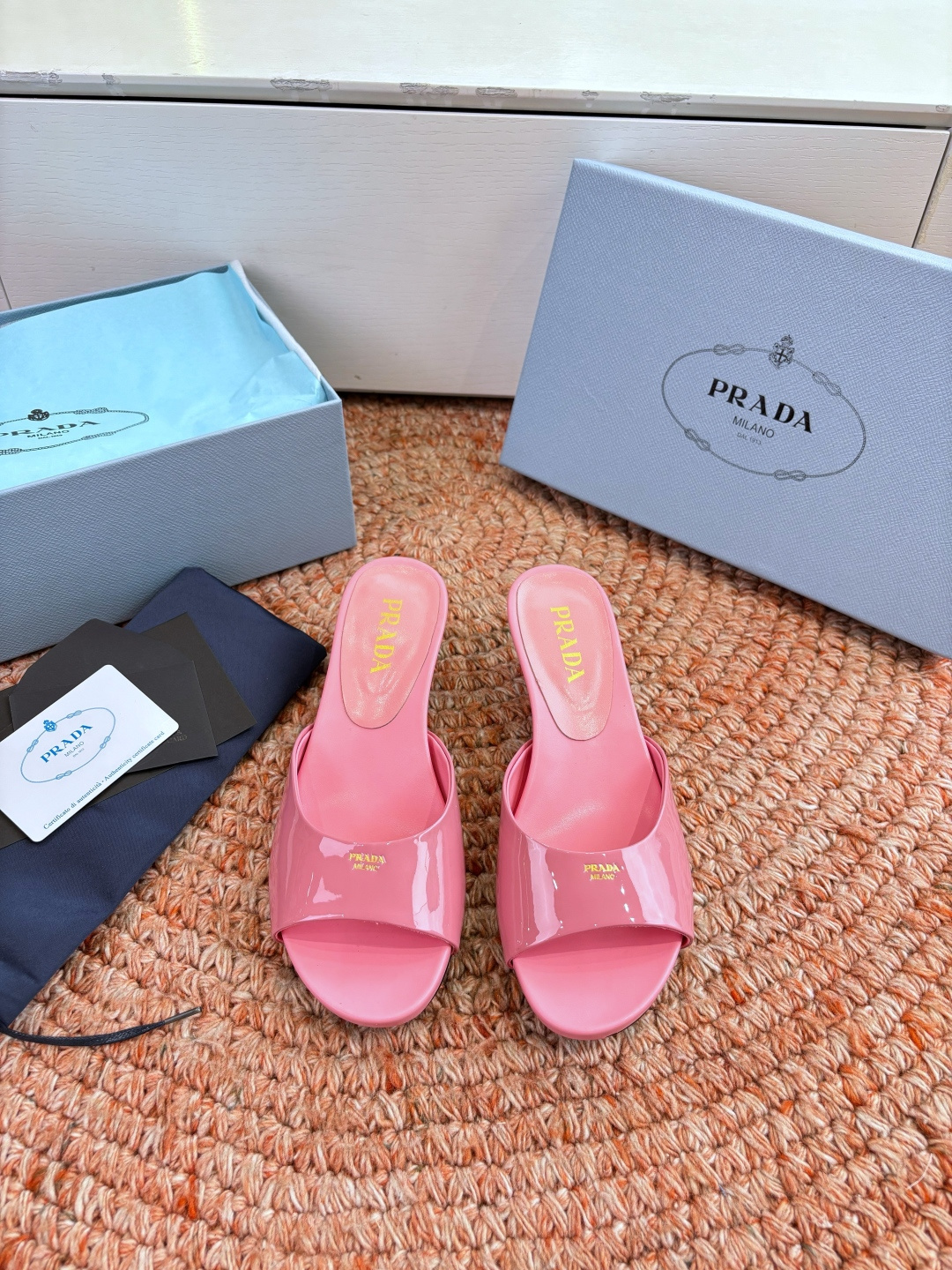 🌾G238所见即所得prada普拉达2026最新款沙滩凉鞋拖鞋让整双鞋轻便舒适 鲜艳色彩 满足不同风格时