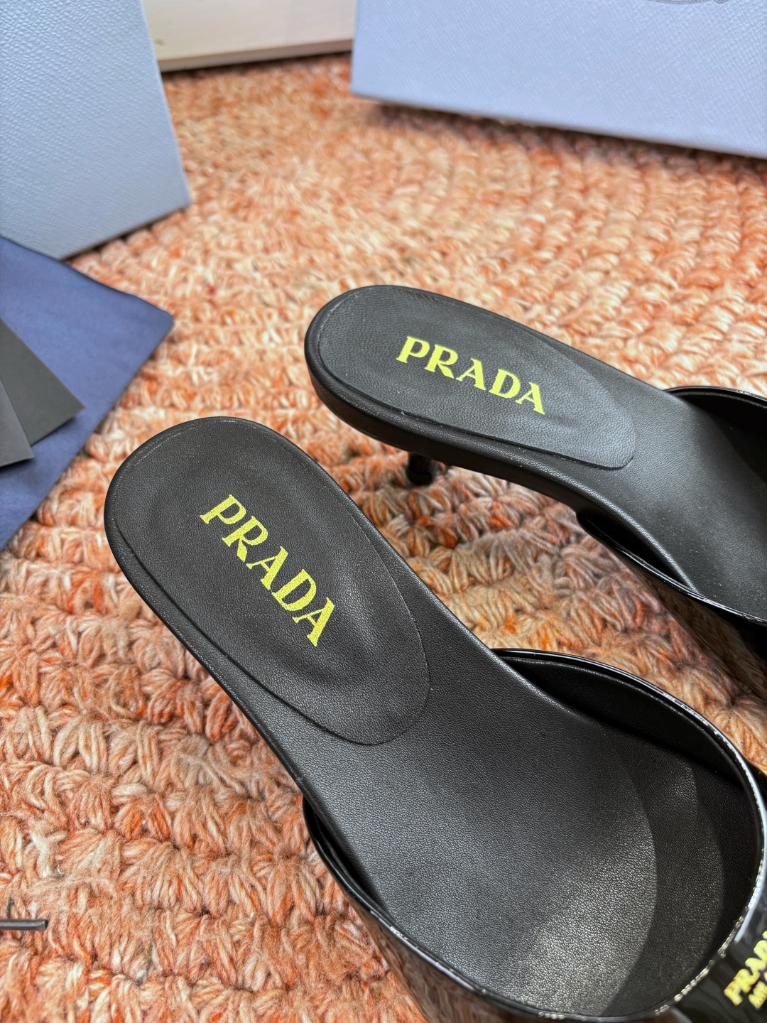🌾G238所见即所得prada普拉达2026最新款沙滩凉鞋拖鞋让整双鞋轻便舒适 鲜艳色彩 满足不同风格时